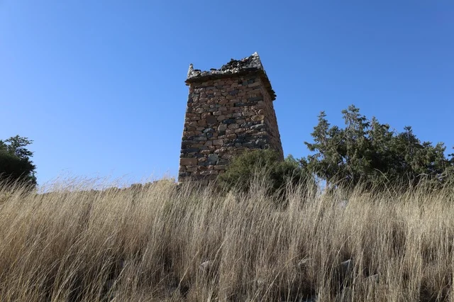جذب السياح من أنحاء العالم، الفن الهندسي المعماري القديم، حصن تراثي تاريخي من الحجارة، الفن الهندسي المعماري للقصور والبناء القديم، المعالم السياحية المشهورة، معالم تاريخية وسياحية في منطقة عسير والباحة و أبها والطائف في المملكة العربية السعودية