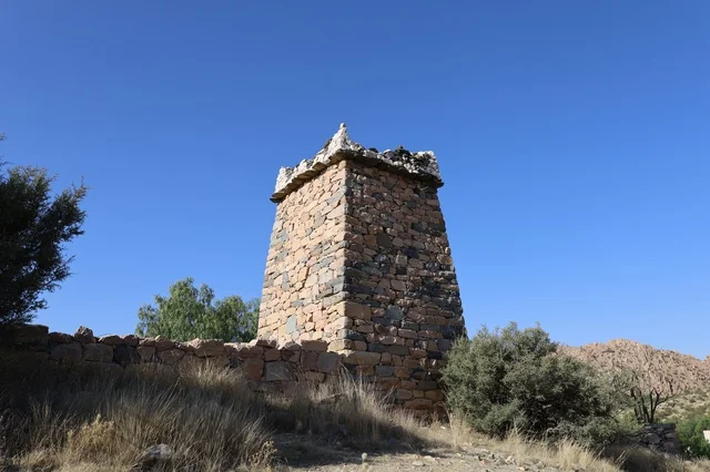 حصن تراثي تاريخي من الحجارة، الفن الهندسي المعماري للقصور والبناء القديم، المعالم السياحية المشهورة، معالم تاريخية وسياحية في منطقة عسير والباحة و أبها والطائف في المملكة العربية السعودية، جذب السياح من أنحاء العالم، الفن الهندسي المعماري القديم