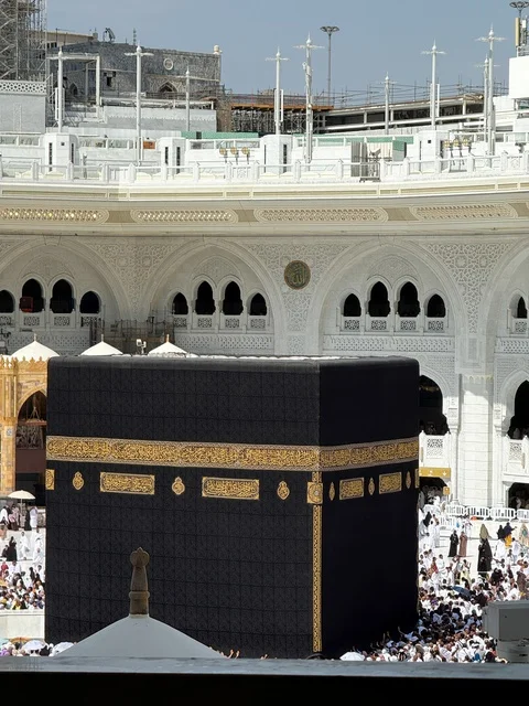 الحجاج المسلمين في مكة المكرمة ،الحرم المكي الشريف مكة المكرمة في المملكة العربية السعودية ، أداء مناسك الحج والعمرة، الطواف عند الغروب، أماكن إسلامية مقدسة، حجاج بيت الله الحرام يقومون بالطواف حول الكعبة المشرفة في الحرم المكي الشريف