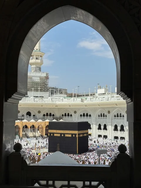 قبلة الاسلام والمسلمين, الحجاج المسلمين في مكة المكرمة ،الحرم المكي الشريف مكة المكرمة في المملكة العربية السعودية ، أداء مناسك الحج والعمرة، الطواف عند الغروب، أماكن إسلامية مقدسة، حجاج بيت الله الحرام يقومون بالطواف حول الكعبة المشرفة في الحرم المكي الشريف