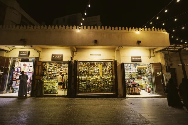 سوق شعبي في مدينة  جدة، المعالم التاريخية في حي البلد، أماكن سياحية تراثية شعبية في المملكة العربية السعودية، الرواشين القديمه في المدينة التاريخية في جدة،  تصميم معماري عربي و إسلامي قديم،  مناطق جذب واستقطاب السياح