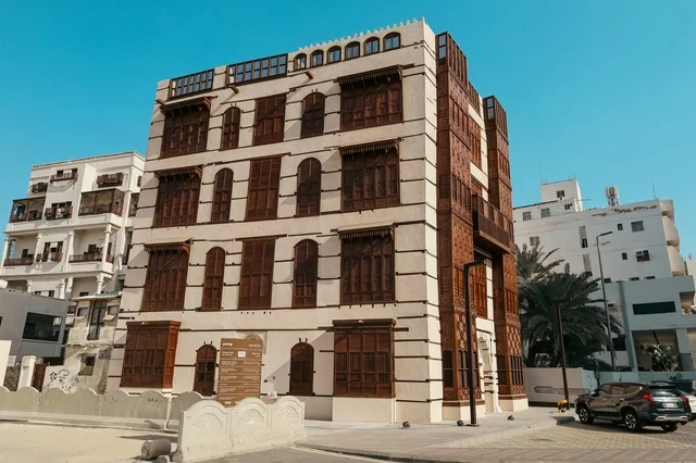 المعالم التاريخية في حي البلد، أماكن سياحية تراثية شعبية في المملكة العربية السعودية، الرواشين القديمه في المدينة التاريخية في جدة،  تصميم معماري عربي و إسلامي قديم، البيوت الأثرية في البلد التاريخي في جدة، مناطق جذب واستقطاب السياح