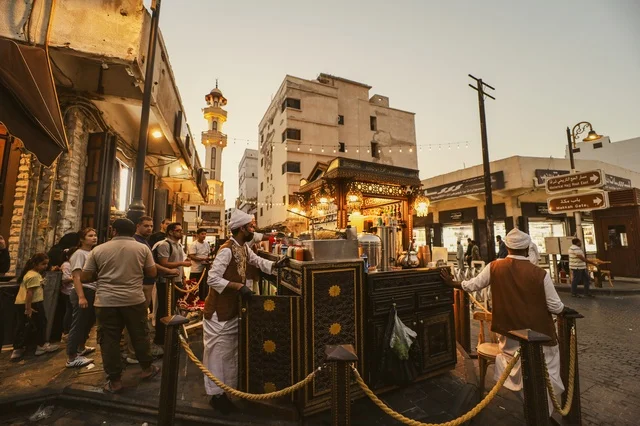 رجال في سوق شعبي يرتدون الزي التقليدي في جدة، المعالم التاريخية في حي البلد، أماكن سياحية تراثية شعبية في المملكة العربية السعودية، الرواشين القديمه في المدينة التاريخية في جدة،  تصميم معماري عربي و إسلامي قديم،  مناطق جذب واستقطاب السياح