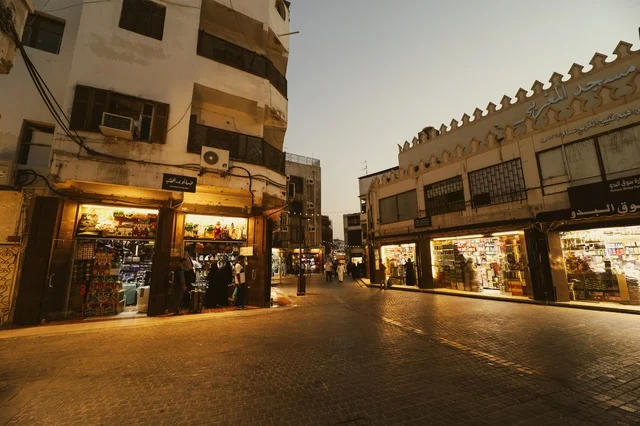 أسواق شعبية  في جدة، المعالم التاريخية في حي البلد، أماكن سياحية تراثية شعبية في المملكة العربية السعودية، الرواشين القديمه في المدينة التاريخية في جدة،  تصميم معماري عربي و إسلامي قديم،  مناطق جذب واستقطاب السياح