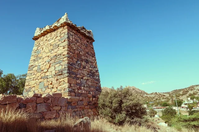 The architectural engineering art of palaces and ancient buildings has attracted tourists from around the world. The ancient architectural engineering is a historical heritage fortress made of stone, featuring famous tourist attractions and historical and tourist landmarks in the Asir, Al-Baha, Abha, and Taif regions of the Kingdom of Saudi Arabia.