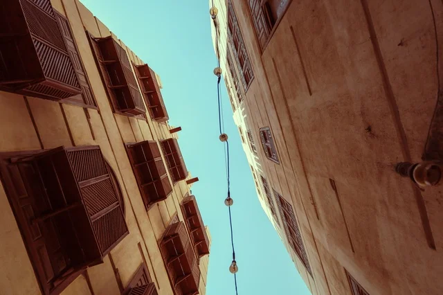 أماكن سياحية تراثية شعبية في المملكة العربية السعودية، المعالم التاريخية في حي البلد، الرواشين القديمه في المدينة التاريخية في جدة،  تصميم معماري عربي و إسلامي قديم، البيوت الأثرية في البلد التاريخي في جدة، مناطق جذب واستقطاب السياح