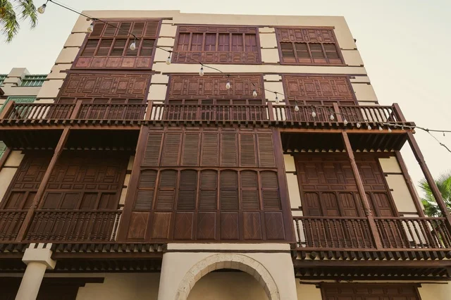 المعالم التاريخية في حي البلد، أماكن سياحية تراثية شعبية في المملكة العربية السعودية، الرواشين القديمه في المدينة التاريخية في جدة،  تصميم معماري عربي و إسلامي قديم، البيوت الأثرية في البلد التاريخي في جدة، مناطق جذب واستقطاب السياح