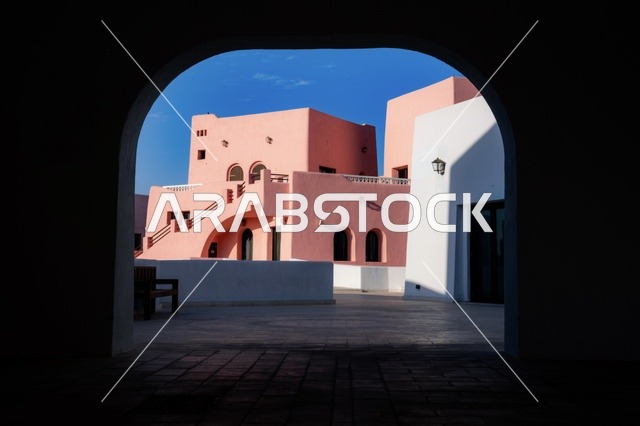 مركز جذب السياح من شتى أنحاء العالم، تصاميم تعكس التراث والتاريخ القطري بألوان مميزة، صورة مقربة لمبنى في ميناء الدوحة القديم في قطر، تعزيز صناعة السياحة البحرية، الفن الهندسي المعماري للمباني والفنادق والشاليهات على شاطئ البحر