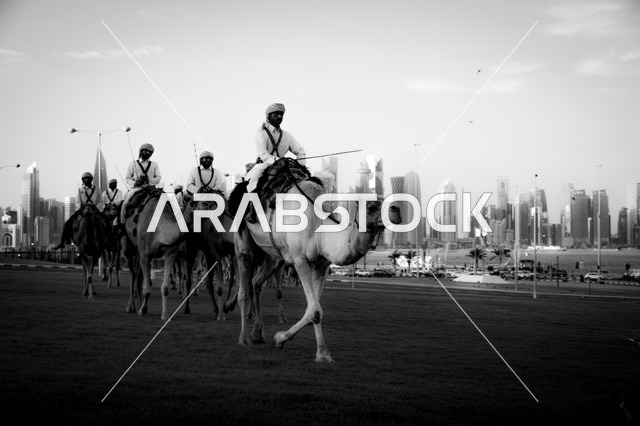 متسابقين يركبون حيوانات الجمل في سباق الهجن، الاتحاد السعودي للهجن، مجموعة من حيوانات الجمل في سباق الهجن، رياضة سباق الهجن في المملكة العربية السعودية، انطلاق مهرجان ولي العهد للهجن في الطائف، ميدان محافظة الطائف لسباقات الهجن، توارث حب النوق من الأجداد،