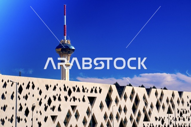 المحطة الإذاعية في المملكة العربية السعودية, الفن الهندسي المعماري لمبنى برج التلفزيون في مدينة الرياض, المباني والمنشآت الإعلامية المجهزة بأحدث التقنيات العالمية, وزارة الإعلام الجديدة, منظر السماء المليئة بالغيوم البيضاء، التطور العمراني الحديث