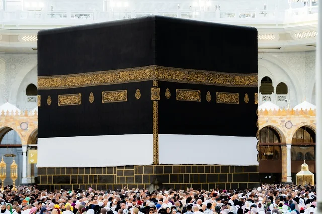 صورة مقربة للكعبة المشرفة، العبادة والتقرب الى الله ، أداء مناسك الحج والعمرة ، قبلة الاسلام والمسلمين ، طواف الحجاج والمعتمرين حول الكعبة المشرفة في مكة المكرمة وقت النهار، المآذن المحيطه بالحرم, بيت الله الحرام في الحرم المكي الشريف في المملكة العربية السعودية