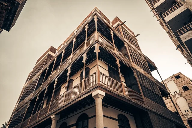 الرواشين القديمه في المدينة التاريخية في جدة، تصميم معماري عربي و إسلامي قديم، البيوت الأثرية في البلد التاريخي في جدة, أماكن سياحية تراثية شعبية في المملكة العربية السعودية، المعالم التاريخية في حي البلد