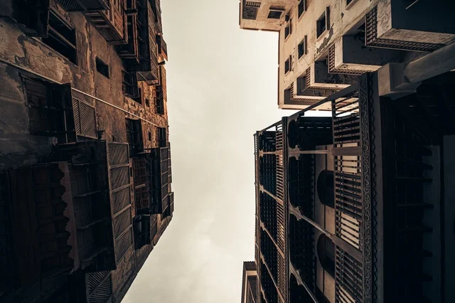 الرواشين القديمه في المدينة التاريخية في جدة، تصميم معماري عربي و إسلامي قديم، البيوت الأثرية في البلد التاريخي في جدة, أماكن سياحية تراثية شعبية في المملكة العربية السعودية، المعالم التاريخية في حي البلد