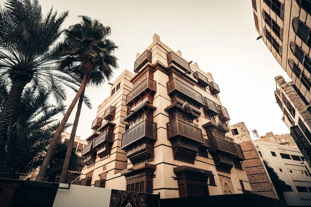 الرواشين القديمه في المدينة التاريخية في جدة، تصميم معماري عربي و إسلامي قديم، البيوت الأثرية في البلد التاريخي في جدة, أماكن سياحية تراثية شعبية في المملكة العربية السعودية، المعالم التاريخية في حي البلد