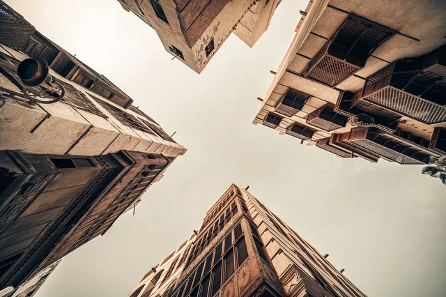 الرواشين القديمه في المدينة التاريخية في جدة، تصميم معماري عربي و إسلامي قديم، البيوت الأثرية في البلد التاريخي في جدة, أماكن سياحية تراثية شعبية في المملكة العربية السعودية، المعالم التاريخية في حي البلد