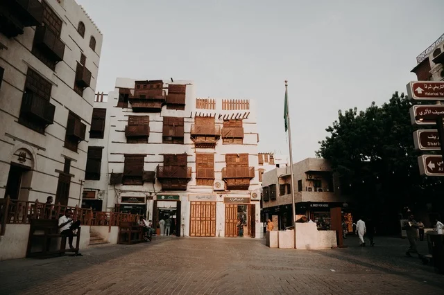 الرواشين القديمه في المدينة التاريخية في جدة، تصميم معماري عربي و إسلامي قديم، البيوت الأثرية في البلد التاريخي في جدة, أماكن سياحية تراثية شعبية في المملكة العربية السعودية، المعالم التاريخية في حي البلد