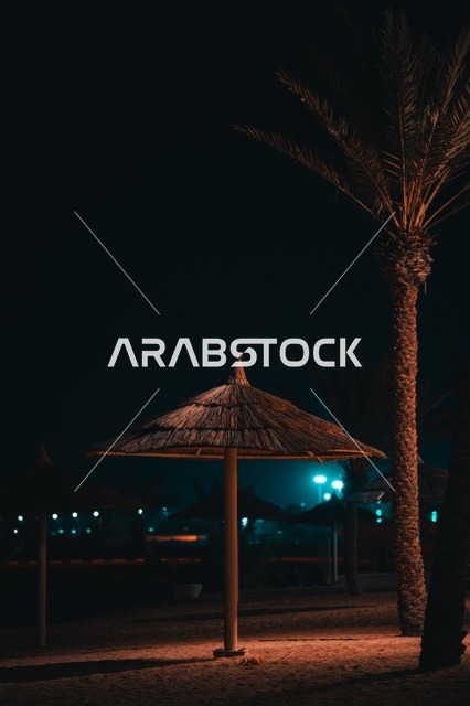 المناظر الطبيعية على كورنيش و شاطئ أملج في مدينة تبوك, صفحة المياه الزرقاء الصافية، شواطئ المملكة العربية السعودية, أماكن السياحة وقضاء الوقت الممتع, معالم سياحية بحرية في الليل