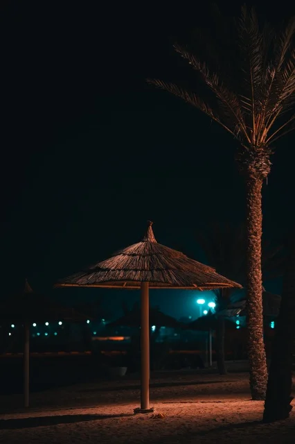 المناظر الطبيعية على كورنيش و شاطئ أملج في مدينة تبوك, صفحة المياه الزرقاء الصافية، شواطئ المملكة العربية السعودية, أماكن السياحة وقضاء الوقت الممتع, معالم سياحية بحرية في الليل