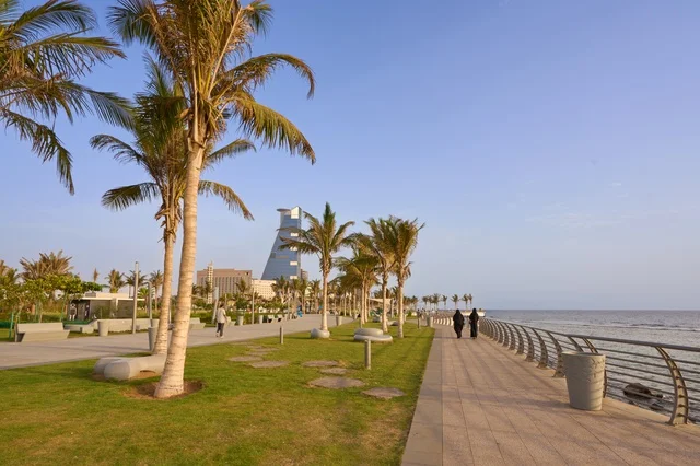 زراعة الأشجار والنباتات الخضراء لجذب السياح، الكورنيش المطل على ساحل البحر الأحمر, مناطق جذب الزوار إلى مدينة جدة الساحلية, معالم وأماكن سياحية مشهورة, الواجهة البحرية في المملكة العربية السعودية, المناظر الطبيعية المائية