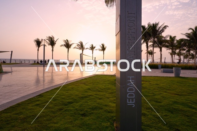السماء الصافيه في وقت الغروب، الكورنيش المطل على ساحل البحر الأحمر, مناطق جذب الزوار إلى مدينة جدة الساحلية, معالم وأماكن سياحية مشهورة, الواجهة البحرية في المملكة العربية السعودية, المناظر الطبيعية المائية، الاهتمام بزراعة الأشجار