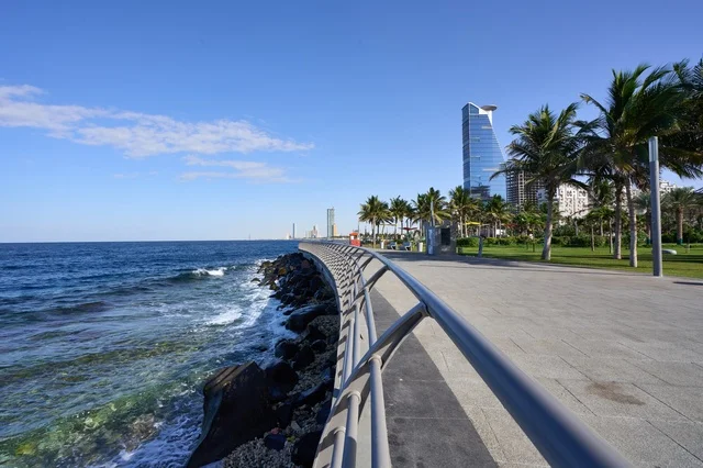 زراعة الأشجار والنباتات الخضراء لجذب السياح، الكورنيش المطل على ساحل البحر الأحمر, مناطق جذب الزوار إلى مدينة جدة الساحلية, معالم وأماكن سياحية مشهورة, الواجهة البحرية في المملكة العربية السعودية, المناظر الطبيعية المائية