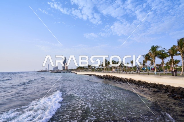 لون البحر الأزرق انعكاس للون السماء الزرقاء الصافيه، الكورنيش المطل على ساحل البحر الأحمر, مناطق جذب الزوار إلى مدينة جدة الساحلية, معالم وأماكن سياحية مشهورة, الواجهة البحرية في المملكة العربية السعودية, المناظر الطبيعية المائية، الاهتمام بزراعة الأشجار