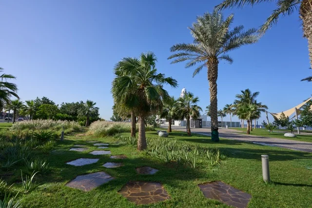 الاستمتاع بالهدوء والمناظر الطبيعية، ،الاهتمام بالتشجير وتوسيع المساحات الخضراء في البلاد، الكورنيش المطل على ساحل البحر الأحمر, مناطق جذب الزوار إلى مدينة جدة الساحلية, معالم وأماكن سياحية مشهورة, الواجهة البحرية في المملكة العربية السعودية, المناظر الطبيعية المائية