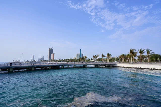لون البحر الأزرق انعكاس للون السماء الزرقاء الصافيه، الكورنيش المطل على ساحل البحر الأحمر, مناطق جذب الزوار إلى مدينة جدة الساحلية, معالم وأماكن سياحية مشهورة, الواجهة البحرية في المملكة العربية السعودية, المناظر الطبيعية المائية، الاهتمام بزراعة الأشجار