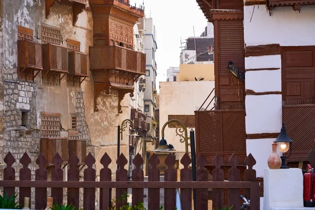 في جدة الرواشين القديمه في المدينة التاريخية، تصميم معماري عربي و إسلامي قديم، البيوت الأثرية في البلد التاريخي في جدة, أماكن سياحية تراثية شعبية في المملكة العربية السعودية، المعالم التاريخية في حي البلد، مناطق جذب واستقطاب السياح