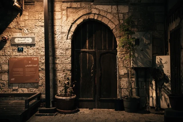 الرواشين القديمه في المدينة التاريخية في جدة، تصميم معماري عربي و إسلامي قديم، البيوت الأثرية في البلد التاريخي في جدة, أماكن سياحية تراثية شعبية في المملكة العربية السعودية، المعالم التاريخية في حي البلد