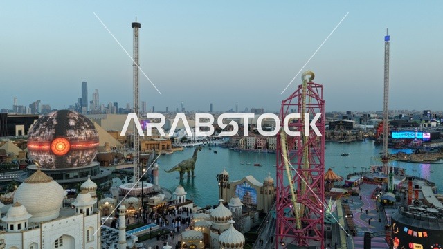 بوليفارد وورلد في الرياض بالمملكة العربية السعودية، أنشطة وفعاليات موسم الرياض، اماكن ترفيهية سياحية في السعودية، إقامة نشاط عائلي مسلي في موسم الرياض، تصوير مقرب للملاهي والألعاب الترفيهية في بوليفارد وورلد في مدينة الرياض،مكان للتسلية في المملكة العربية السعودية