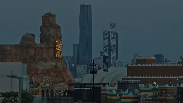 مكان للتسلية في المملكة العربية السعودية، بوليفارد وورلد في الرياض بالمملكة العربية السعودية، أنشطة وفعاليات موسم الرياض، اماكن ترفيهية سياحية في السعودية، إقامة نشاط عائلي مسلي في موسم الرياض، تصوير مقرب للملاهي والألعاب الترفيهية في بوليفارد وورلد في مدينة الرياض