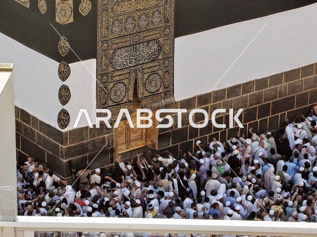 التقرب الى الله والعبادة ، بيت الله الحرام في الحرم المكي الشريف في المملكة العربية السعودية، أماكن ومعالم إسلامية مقدسة، صورة مقربة لطواف الحجاج والمعتمرين حول الكعبة المشرفة في مكة المكرمة ، أداء مناسك الحج والعمرة، قبلة الاسلام والمسلمين.