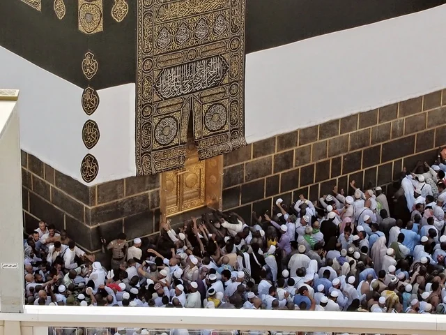 التقرب الى الله والعبادة ، بيت الله الحرام في الحرم المكي الشريف في المملكة العربية السعودية، أماكن ومعالم إسلامية مقدسة، صورة مقربة لطواف الحجاج والمعتمرين حول الكعبة المشرفة في مكة المكرمة ، أداء مناسك الحج والعمرة، قبلة الاسلام والمسلمين.