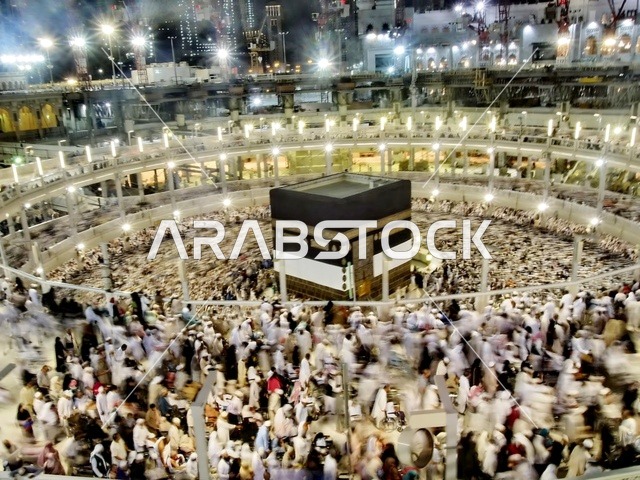 قبلة الاسلام والمسلمين، التقرب الى الله والعبادة ، بيت الله الحرام في الحرم المكي الشريف في المملكة العربية السعودية، أماكن ومعالم إسلامية مقدسة، صورة مقربة لطواف الحجاج والمعتمرين في التوسعة حول الكعبة المشرفة في مكة المكرمة ، أداء مناسك الحج والعمرة.