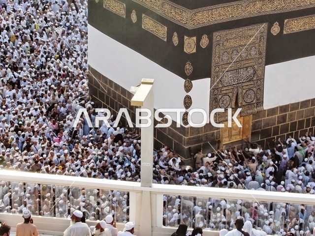 التقرب الى الله والعبادة ، بيت الله الحرام في الحرم المكي الشريف في المملكة العربية السعودية، أماكن ومعالم إسلامية مقدسة، صورة مقربة لطواف الحجاج والمعتمرين حول الكعبة المشرفة في مكة المكرمة ، أداء مناسك الحج والعمرة، قبلة الاسلام والمسلمين.