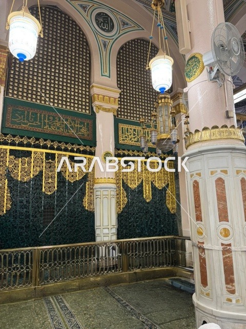 الفن الهندسي المعماري الداخلي للمساجد على الطراز الإسلامي, الديكورات والنجف للحجرة النبوية الشريفة داخل المسجد النبوي الشريف, العبادة والتقرب الى الله، معلم ديني اسلامي مقدس في المملكة العربية السعودية، أبواب مزخرفة باللون الاخضر والذهبي