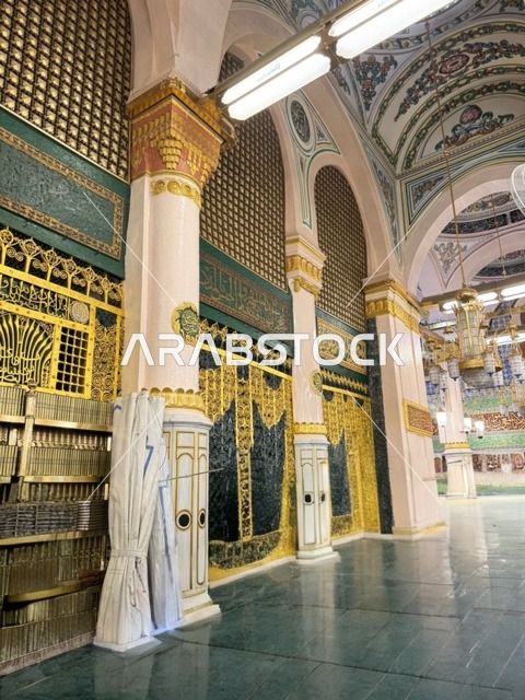 الفن الهندسي المعماري الداخلي للمساجد على الطراز الإسلامي, الديكورات والنجف للحجرة النبوية الشريفة داخل المسجد النبوي الشريف, العبادة والتقرب الى الله، معلم ديني اسلامي مقدس في المملكة العربية السعودية، أبواب مزخرفة باللون الاخضر والذهبي