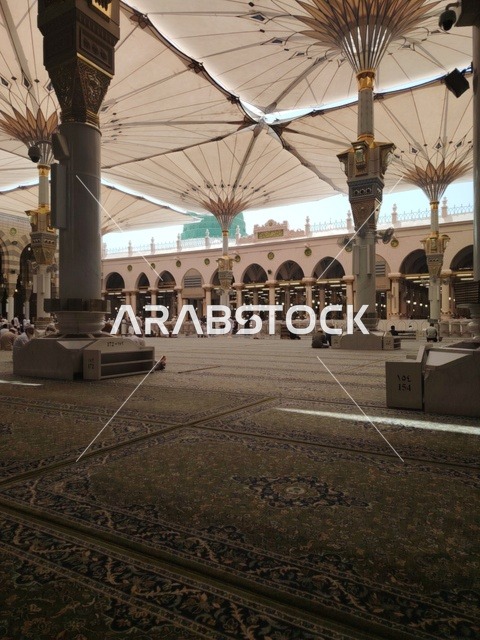The destination of visitors from all over the world, the architectural interior art of mosques in the Islamic style, the decorations and chandeliers of the Noble Chamber inside the Prophet's Mosque, worship and drawing closer to God, a sacred Islamic religious landmark in the Kingdom of Saudi Arabia.