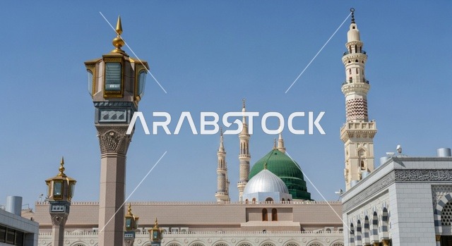 مقصد الزوار من شتى أنحاء العالم,  الفن الهندسي المعماري الداخلي للمساجد على الطراز الإسلامي, الديكورات والنجف للحجرة النبوية الشريفة داخل المسجد النبوي الشريف, العبادة والتقرب الى الله، معلم ديني اسلامي مقدس في المملكة العربية السعودية