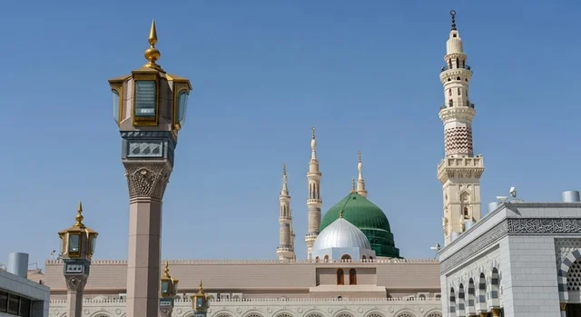 مقصد الزوار من شتى أنحاء العالم,  الفن الهندسي المعماري الداخلي للمساجد على الطراز الإسلامي, الديكورات والنجف للحجرة النبوية الشريفة داخل المسجد النبوي الشريف, العبادة والتقرب الى الله، معلم ديني اسلامي مقدس في المملكة العربية السعودية