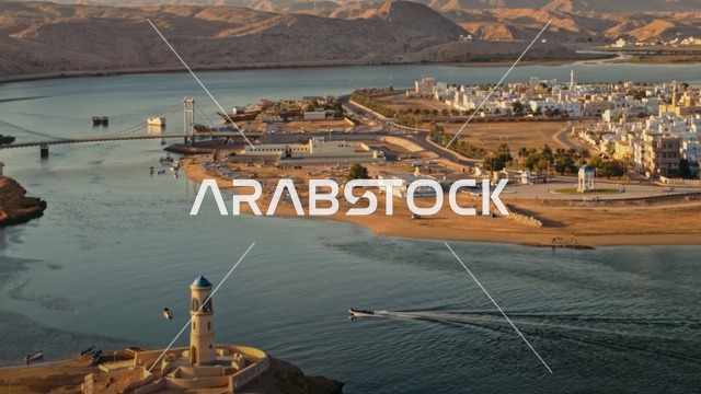 منظر غروب الشمس في كورنيش مسقط، الأماكن الساحلية الترفيهية، تصوير جوي لخليج مسقط في سلطنة عمان، معالم سياحية مشهورة، التكوينات والتشكيلات الصخرية الطبيعية في المناطق البحرية، المناظر الطبيعية المتميزة