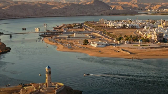 منظر غروب الشمس في كورنيش مسقط، الأماكن الساحلية الترفيهية، تصوير جوي لخليج مسقط في سلطنة عمان، معالم سياحية مشهورة، التكوينات والتشكيلات الصخرية الطبيعية في المناطق البحرية، المناظر الطبيعية المتميزة