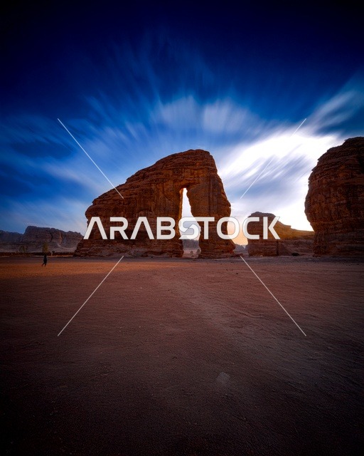 رمال الصحراء الذهبية الناعمة، صخرة الفيل في محافظة العلا، التكوينات الصخرية الطبيعية في المناطق الصحراوية، المعالم التاريخية الأثرية القديمة في المملكة، اماكن سياحية مشهورة في السعودية، التضاريس في القمم والمرتفعات الجبلية،  الأماكن التاريخيه الأثرية لجذب السياح