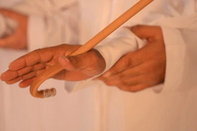 الاحتفال بالمناسبات الوطنية والتراثية، أداء الفنون الشعبية الإماراتية، بورترية لمجموعة من الرجال العرب الخليجيين الإماراتيين يرتدون الكندورة والغترة يقومون بعرض رقصة العيالة التراثية، إيماءات السرور والفخر بالهوية الوطنية، الحفاظ على الموروث الثقافي والعادات الأصيلة