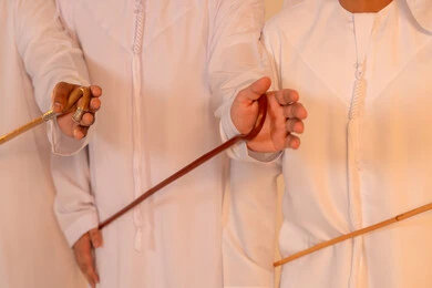 تعابير الفخر والاعتزاز، الاحتفال بالمناسبات الوطنية والتراثية، أداء الفنون الشعبية الإماراتية، بورترية مقرب ليد مجموعة من الرجال العرب الخليجيين الإماراتيين يرتدون الكندورة والغترة يقومون بعرض رقصة العيالة التراثية، إيماءات السرور والفخر بالهوية الوطنية، الحفاظ على الموروث الثقافي والعادات الأصيلة تعابير الفخر والاعتزاز، الاحتفال بالمناسبات الوطنية والتراثية، أداء الفنون الشعبية الإماراتية، بورترية مقرب ليد مجموعة من الرجال العرب الخليجيين الإماراتيين يرتدون الكندورة والغترة يقومون بعرض رقصة العيالة التراثية، إيماءات السرور والفخر بالهوية الوطنية، الحفاظ على الموروث الثقافي والعادات الأصيلة