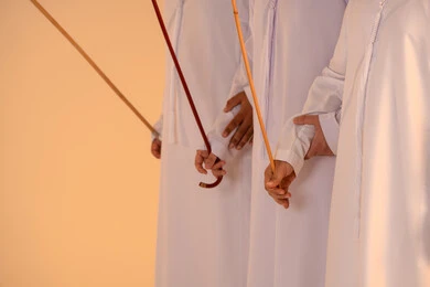 أداء الفنون الشعبية الإماراتية، تعابير الفخر والاعتزاز، الاحتفال بالمناسبات الوطنية والتراثية، بورترية مقرب ليد مجموعة من الرجال العرب الخليجيين الإماراتيين يرتدون الكندورة والغترة يقومون بعرض رقصة العيالة التراثية، إيماءات السرور والفخر بالهوية الوطنية، الحفاظ على الموروث الثقافي والعادات الأصيلة أداء الفنون الشعبية الإماراتية، تعابير الفخر والاعتزاز، الاحتفال بالمناسبات الوطنية والتراثية، بورترية مقرب ليد مجموعة من الرجال العرب الخليجيين الإماراتيين يرتدون الكندورة والغترة يقومون بعرض رقصة العيالة التراثية، إيماءات السرور والفخر بالهوية الوطنية، الحفاظ على الموروث الثقافي والعادات الأصيلة