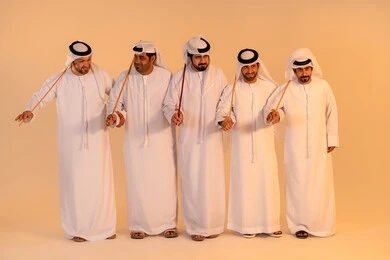 بورترية لمجموعة من الرجال العرب الخليجيين الإماراتيين يرتدون الكندورة والغترة  يقومون بعرض رقصة العيالة التراثية، إيماءات السرور والفخر بالهوية الوطنية،الاحتفال بالمناسبات الوطنية والتراثية، أداء الفنون الشعبية الإماراتية، الحفاظ على الموروث الثقافي والعادات الأصيلة