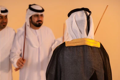 الاحتفال بالمناسبات الوطنية والتراثية، أداء الفنون الشعبية الإماراتية، بورترية لمجموعة من الرجال العرب الخليجيين الإماراتيين يرتدون الزي التقليدي يقومون بعرض رقصة العيالة التراثية، إيماءات السرور والفخر بالهوية الوطنية، الحفاظ على الموروث الثقافي والعادات الأصيلة الاحتفال بالمناسبات الوطنية والتراثية، أداء الفنون الشعبية الإماراتية، بورترية لمجموعة من الرجال العرب الخليجيين الإماراتيين يرتدون الزي التقليدي يقومون بعرض رقصة العيالة التراثية، إيماءات السرور والفخر بالهوية الوطنية، الحفاظ على الموروث الثقافي والعادات الأصيلة