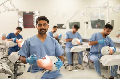 أدوات مهنية لطب الأسنان، الأساليب العلاجية المتبعة للعناية بالفم، معالجة التسوس وتركيب الحشوات، مجموعة من الطلاب الجامعيين بكلية الأسنان يرتدون القفازات يقومون بفحص الأسنان على مجسم أدوات مهنية لطب الأسنان، الأساليب العلاجية المتبعة للعناية بالفم، معالجة التسوس وتركيب الحشوات، مجموعة من الطلاب الجامعيين بكلية الأسنان يرتدون القفازات يقومون بفحص الأسنان على مجسم